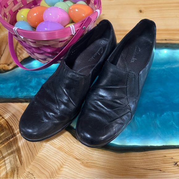 Clarks Black Leather Loafers with Classic Design - Picture 1 of 5